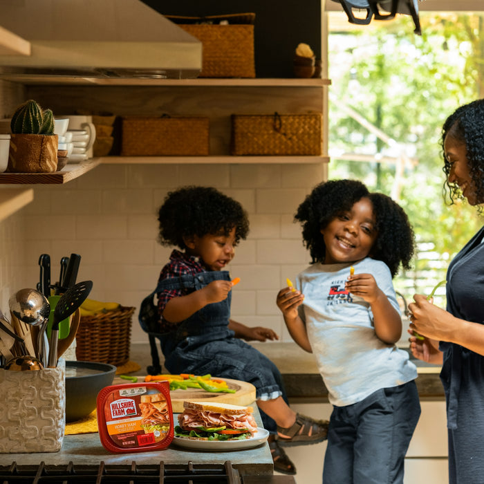 Mamma con due bambini in cucina