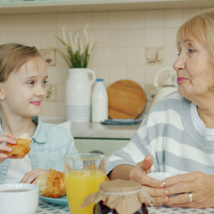 Nonna e nipotina a colazione
