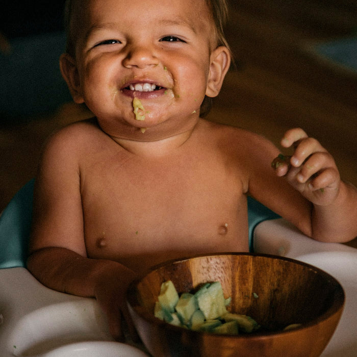Bambino piccolo che mangia a tavola