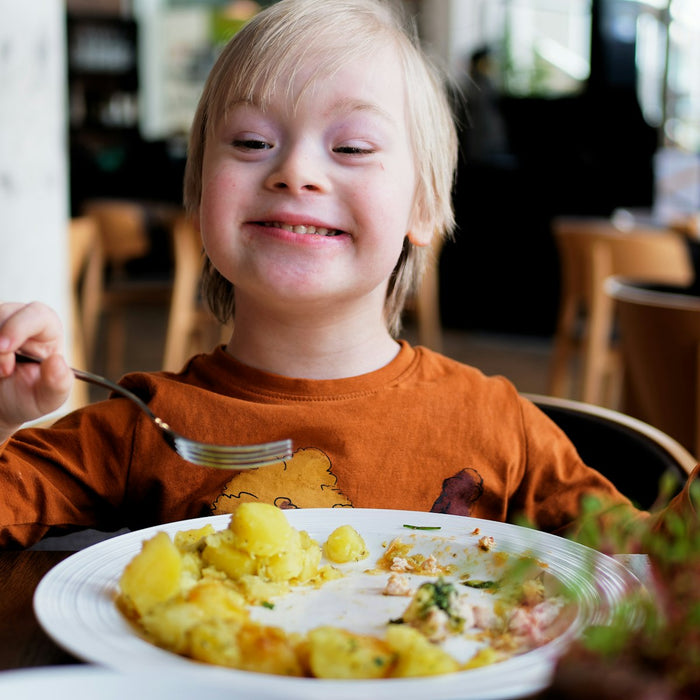 Bambino piccolo che mangia